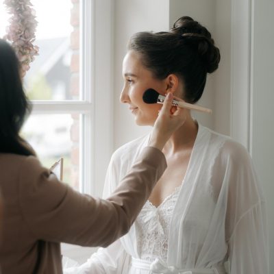 Leistungen: Brautstyling und Braut-make-up